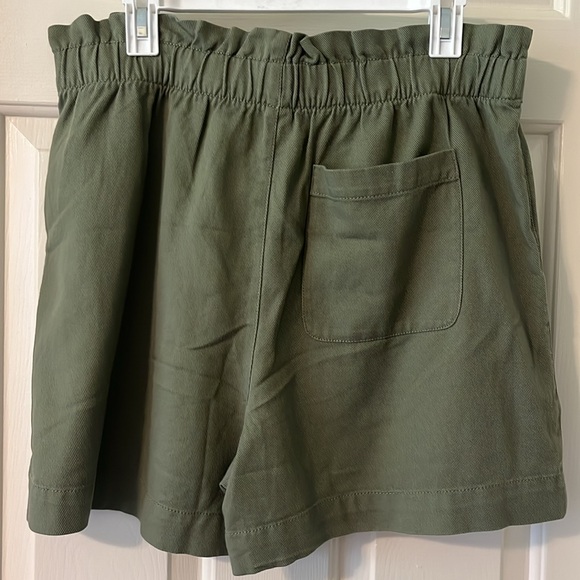 NWT Green paper bag shorts - Picture 3 of 5